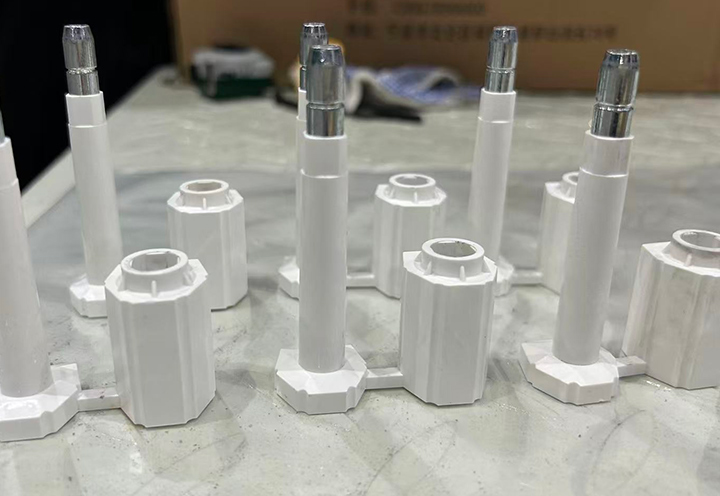 Macchina per lo stampaggio a iniezione verticale a tavola rotante da 120 T che consente la produzione di guarnizioni ad alta efficienza